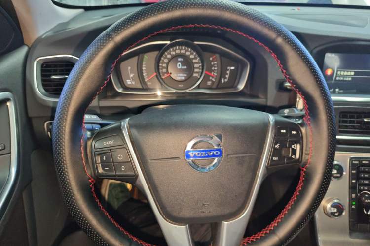 Used Volvo S60 2015 S60L 2.0T Zhiyuan Edition
