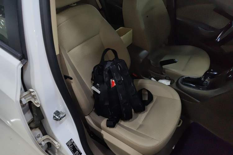 Used Buick GT 2013 GT 1.6L Automatic Fashion Edition Right Front Seat