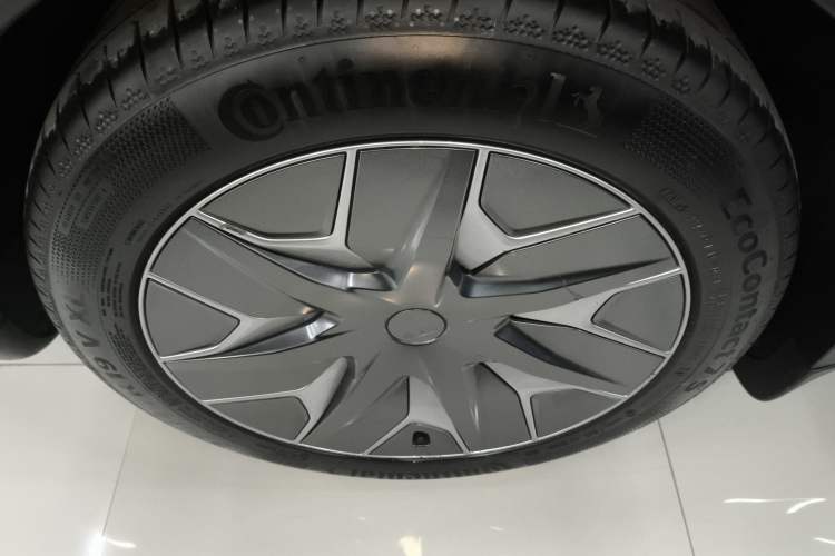 Used Tesla Model Y L 2025 Model Long-Range All-Wheel-Drive Version