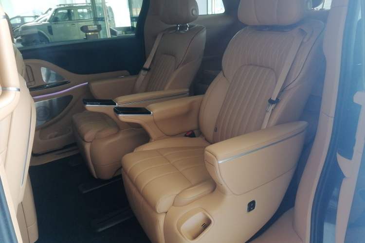 Used VOYAH Dream 2025 EV Four-Wheel Drive Flagship Kunpeng Edition
