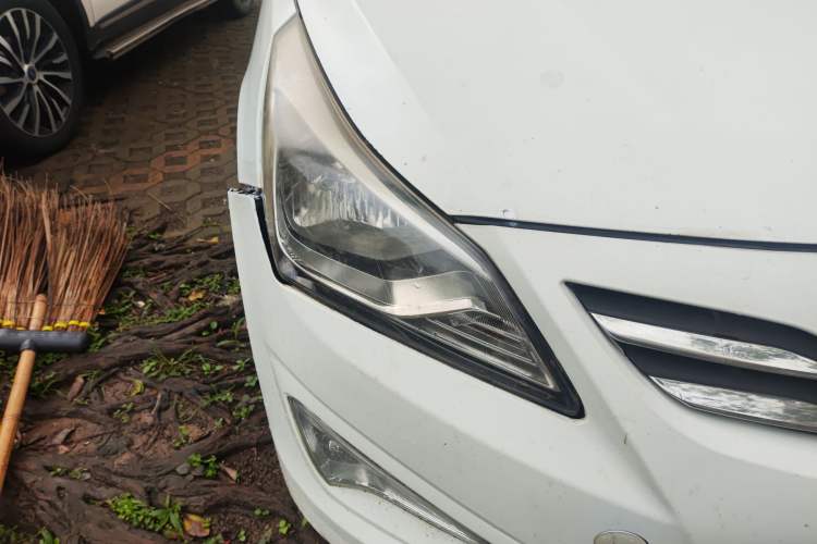 Used Hyundai Verna (older generation) 2016 1.4L Automatic Smart GLS Right Front Headlight