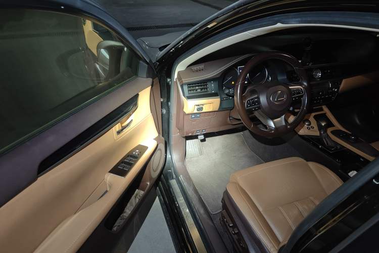 Used Lexus ES 2017 300h Mark Levinson Comfort Edition