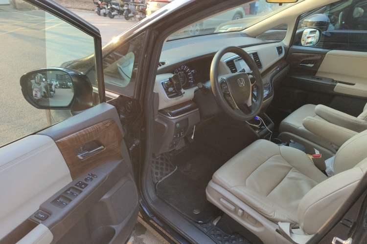 Used Honda Odyssey 2015 Revised 2.4L Luxury Edition