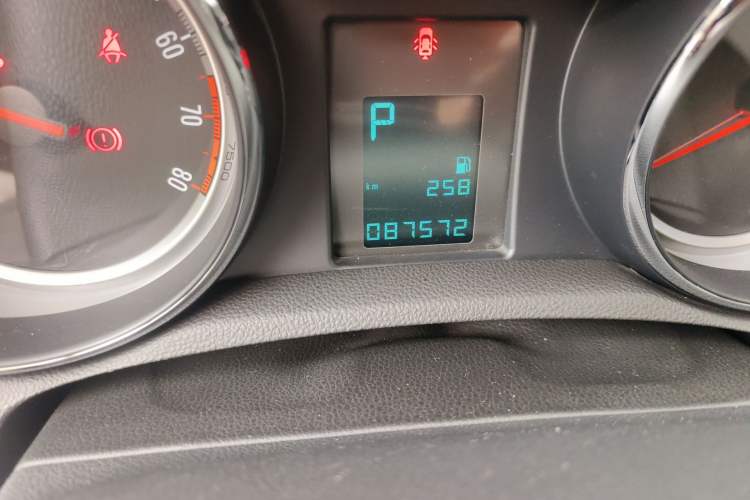 Used Buick Encore 2015 1.4T Automatic Two-Wheel Drive Urban Elite Version Odometer Close Up