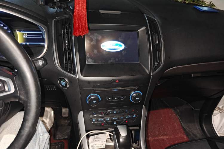 Used Ford Edge 2016 EcoBoost 245 Two-Wheel-Drive Titanium 7-Seater Audio And AC Panel