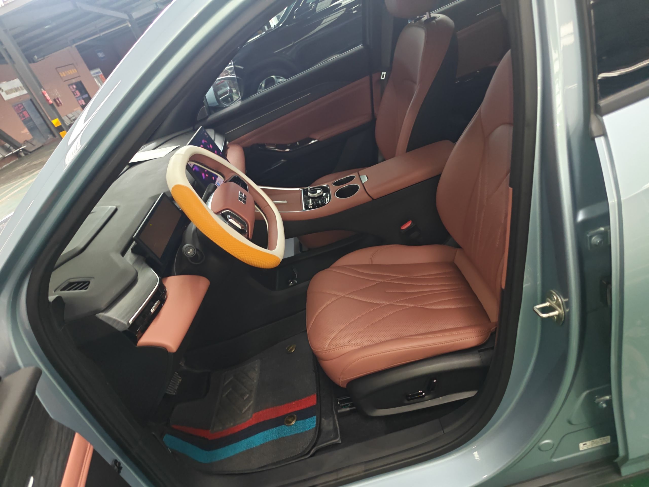 Переднее сиденье в автомобиле