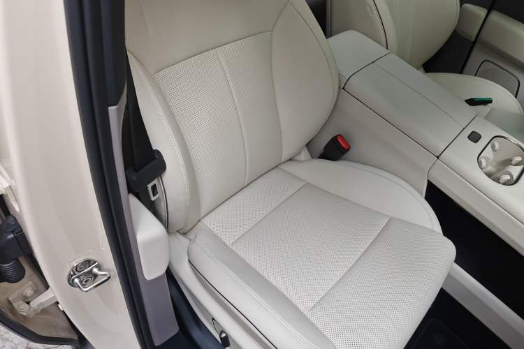 Used Li Auto i6 2025 Model Four-Wheel-Drive Standard Type
