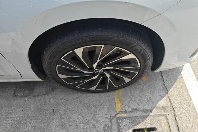 Used Volkswagen Sagitar 2026 Model L 300TSI DSG Luxury Version Right Front Wheel Hub