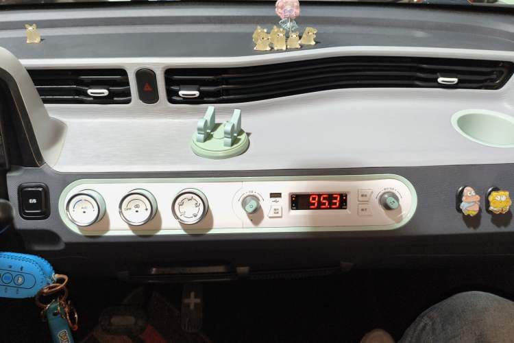 Used Wuling Hongguang MINIEV 2022 Macaron Premium Model – Lithium Iron Phosphate Audio And AC Panel