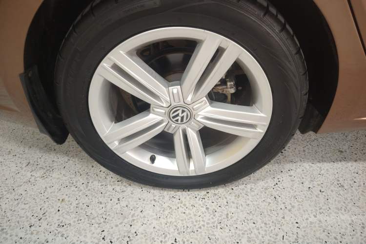 Used Volkswagen Lamando 2015 280TSI DSG Comfort Edition Right Rear Wheel Hub