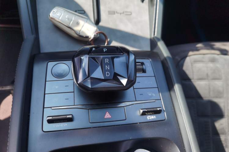 Used BYD Qin L 2025 DM-i Smart Drive 80KM Leading Model Gear Lever