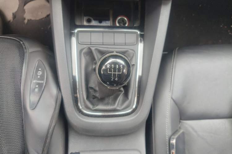Used Volkswagen Sagitar 2015 1.6L Manual Comfort Model Gear Lever