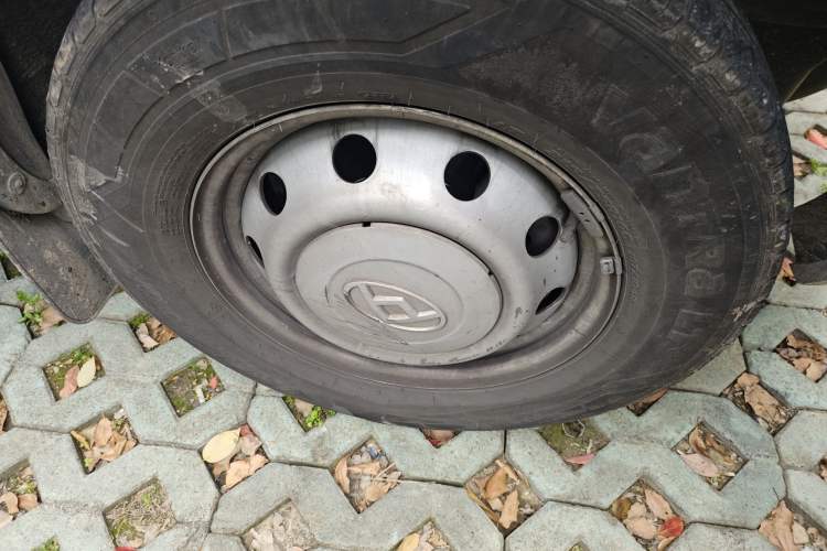 Used SAIC MAXUS Xintu V80  Right Front Wheel Hub