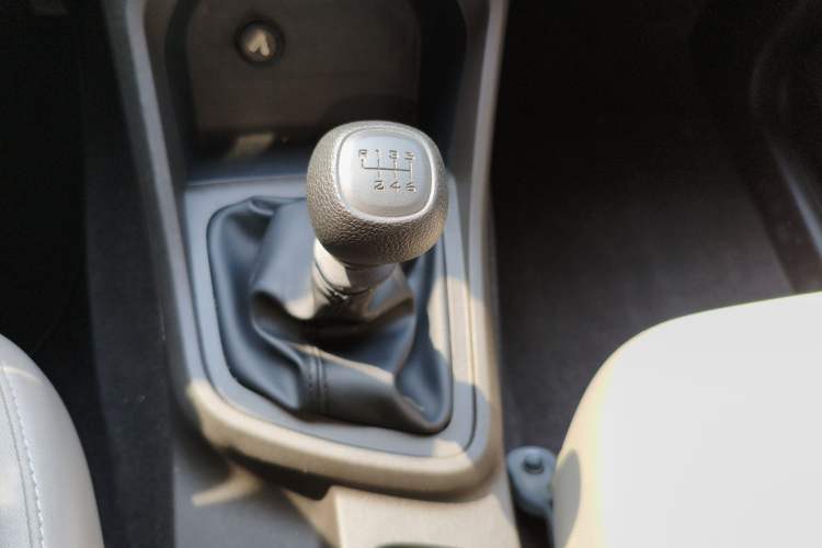 Used Wuling Hongguang V 2022 1.5L Jingqu Edition Enclosed-Window Vehicle with Electric Power Steering LAR
