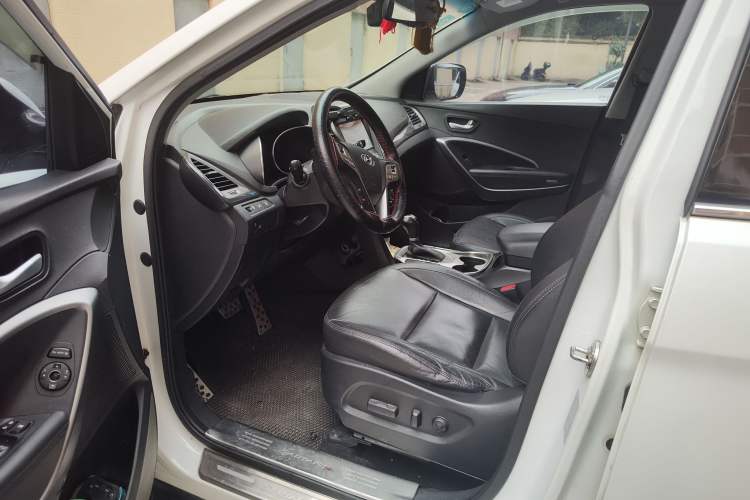 Used Hyundai Santa Fe 2015 2.4L Automatic Two-Wheel Drive Smart Version 5 Seats
