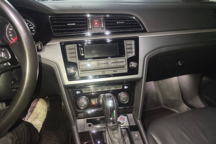 Used Volkswagen Lamando 2015 280TSI DSG Comfort Edition Audio And AC Panel