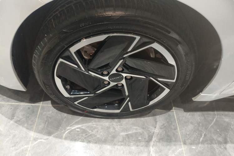 Used Lynk & Co 07 2024 EM-P 126 Long-Range Ultra Left Front Wheel Hub