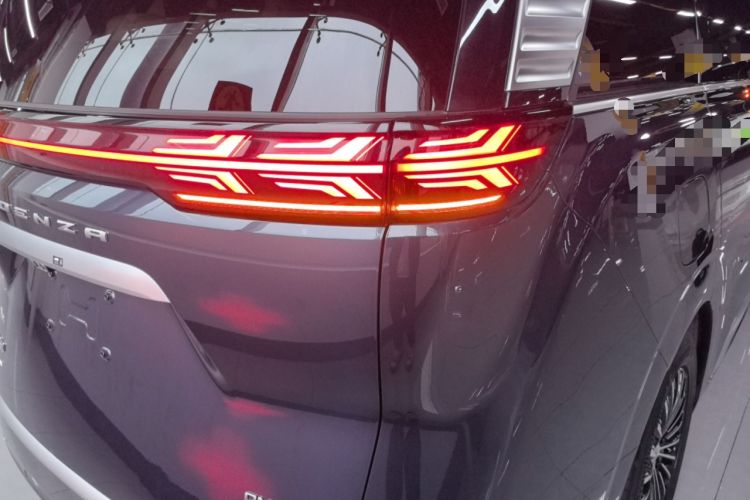 Used Denza D9 2025 DM-i Intelligent Drive 1020 Four-Wheel Drive Flagship Model
