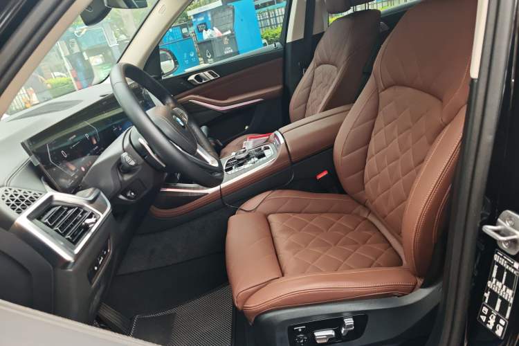 Used BMW X7 2023 xDrive40i Luxury Package with Leading Features Left Front Seat