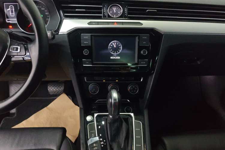 Used Volkswagen Magotan 2019 330TSI DSG Leading Model China VI Standard Audio And AC Panel