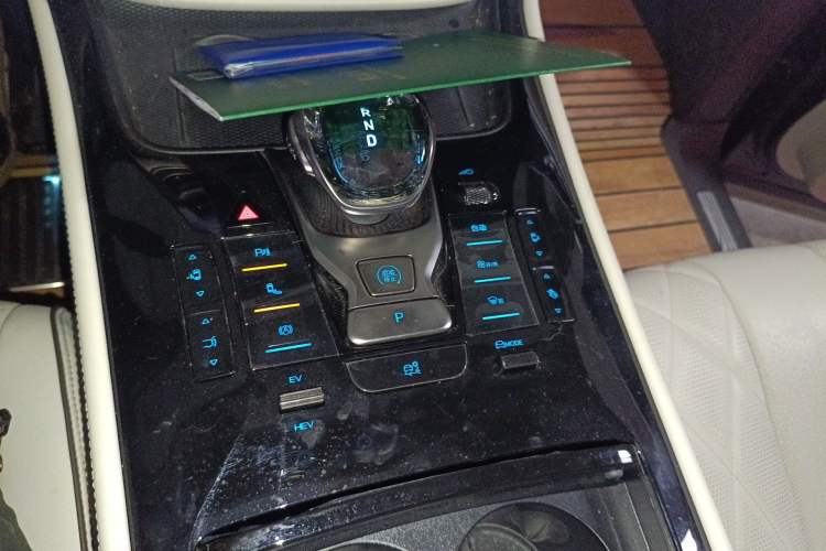 Used Denza D9 2024 DM-i 1050 Luxury Model Gear Lever