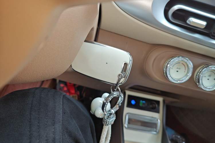 Used Wuling Hongguang MINIEV 2025 Four-Door Version Advanced Edition Vehicle Key