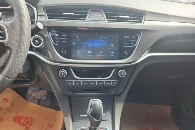 Used Geely Auto Emgrand 2017 Sedan Million Edition 1.5L CVT Upward Version Audio And AC Panel