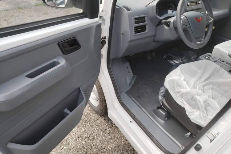 Used Wuling Yangguang 2024 300KM Comfort Version Passenger Van 75kW