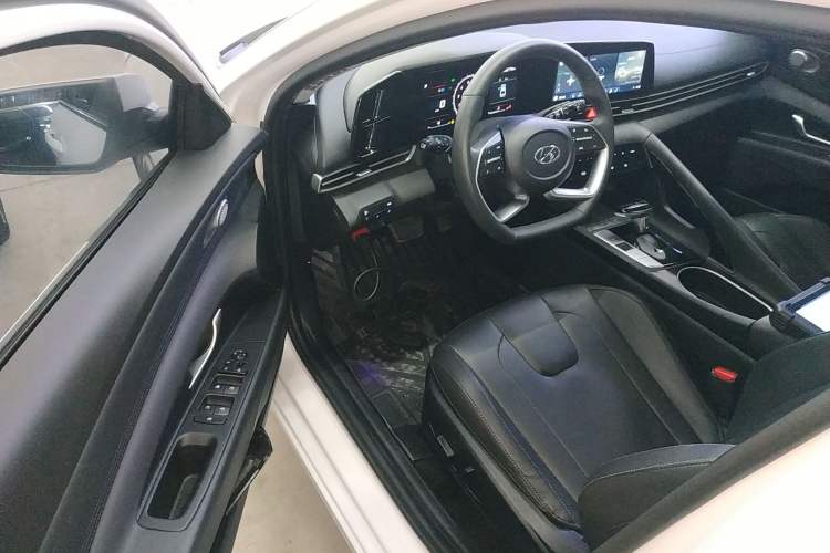 Used Hyundai Elantra 2022 1.5L CVT LUX Prestige Edition
