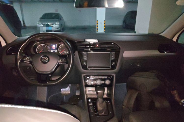 Used Volkswagen Tiguan L 2017 330TSI Automatic Two-Wheel Drive Luxury Edition Center Console