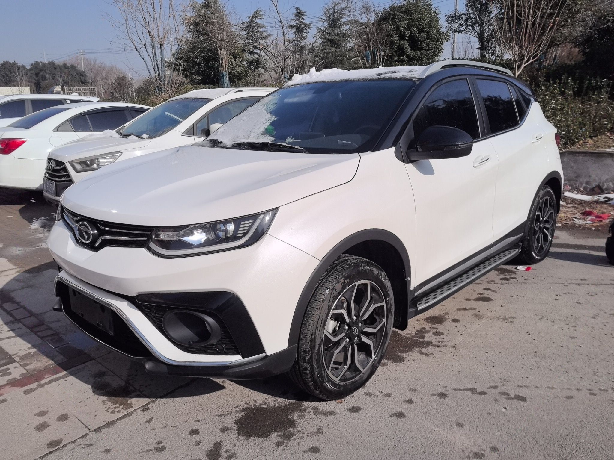 تحت مقدمة السيارة