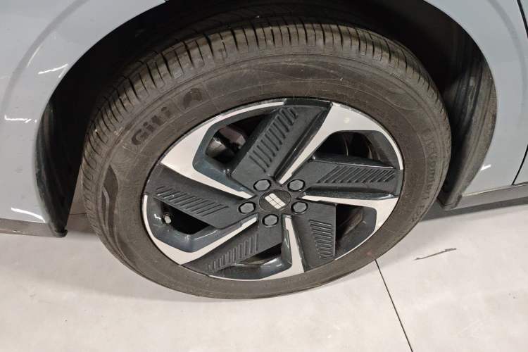 Used Geely Galaxy L6 2024 125km PLUS Dragon Edition Right Rear Wheel Hub