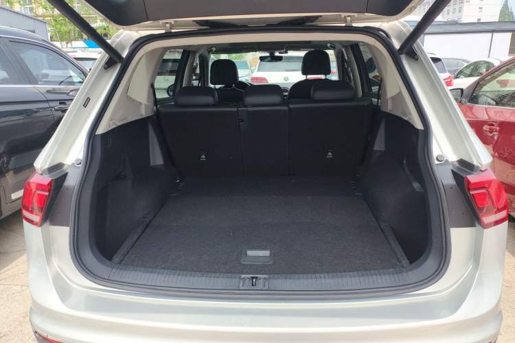 Used Volkswagen Tiguan L 2019 Revised 330TSI Automatic Two-Wheel Drive Smart & Luxury Edition China VI Standard Trunk