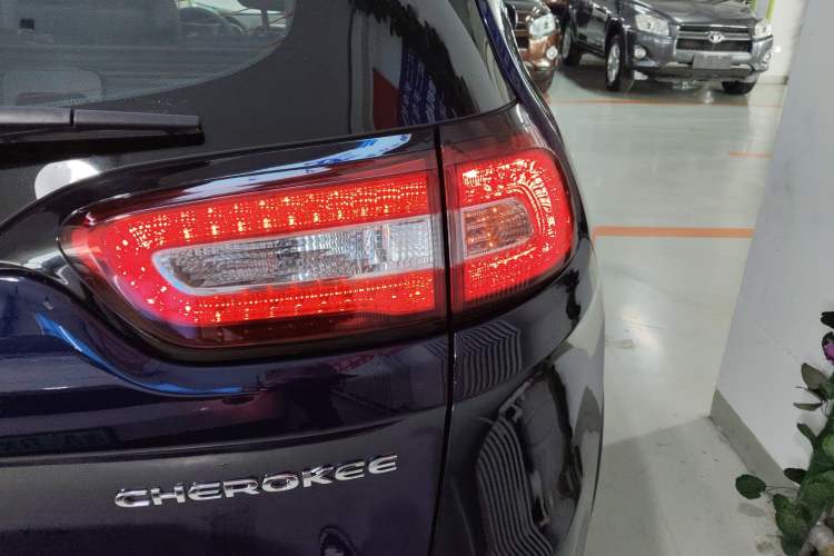 Used Jeep Cherokee 2017 2.0L Superior Edition