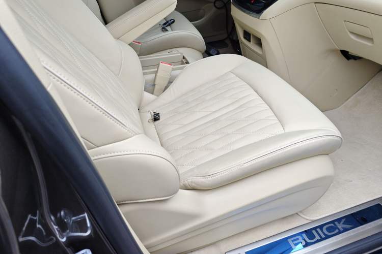 Used Buick GL8 2023 Facelifted Land Cruiser Executive Luxury Version Right Front Seat