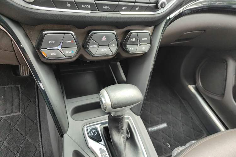 Used GAC Trumpchi GS4 2017 235T Automatic Two-Wheel Drive Luxury Smart Connectivity Version Audio And AC Panel