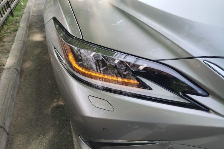 Used Lexus ES 2020 300h Deluxe Edition Right Front Headlight