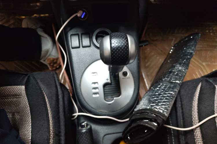 Used Dongfeng Fengdu MX6 2015 2.0L CVT Two-Wheel Drive Excellence Edition Gear Lever