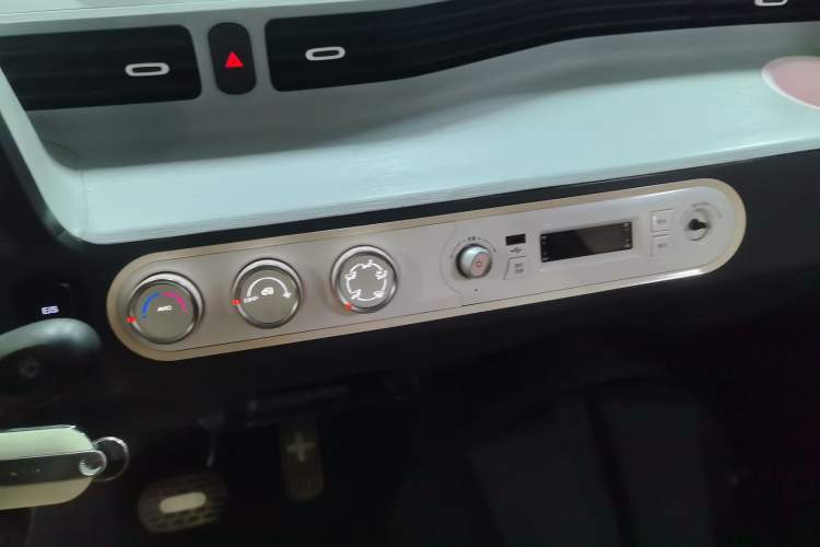 Used Wuling Hongguang MINIEV 2022 Macaron Premium Model – Lithium Iron Phosphate Audio And AC Panel