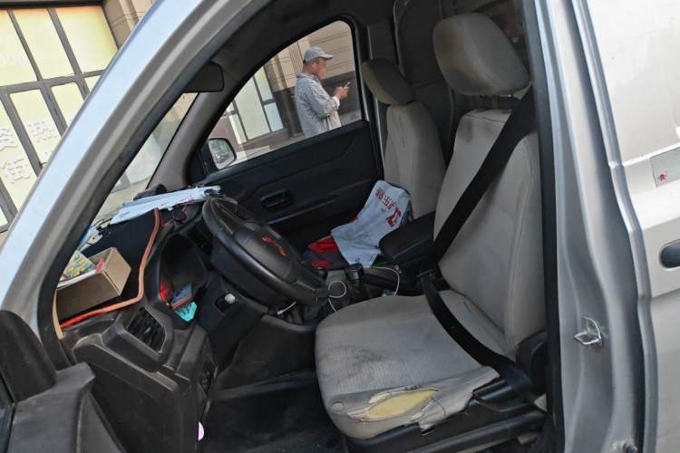 Used Wuling Hongguang V 2022 1.5L Jingqu Edition Enclosed-Window Vehicle with Hydraulic Power Steering LAR