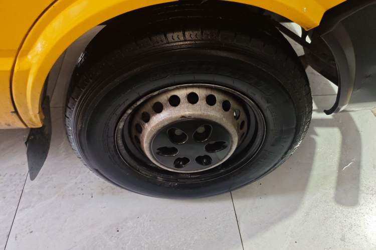 Used Iveco Daily 2023 2.5T A35M1 Multi-Purpose Passenger Vehicle Short Wheelbase Low Roof Single-Tire Side-Sliding Door Automatic Transmission
