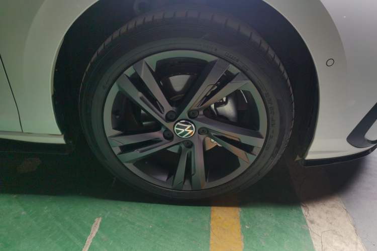 Used Volkswagen Golf 2021 280TSI DSG R-Line Right Front Wheel Hub