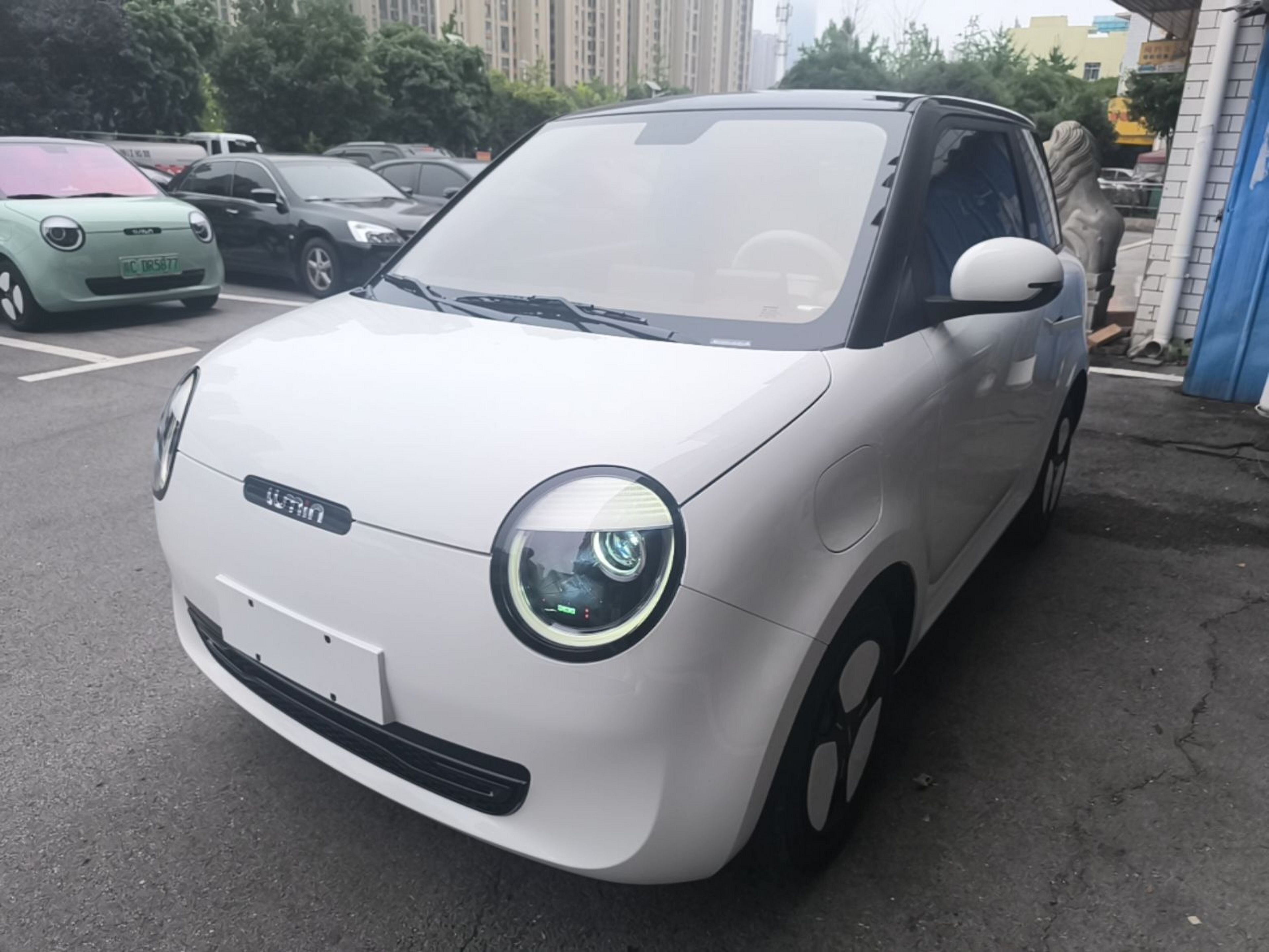 Под передней частью автомобиля