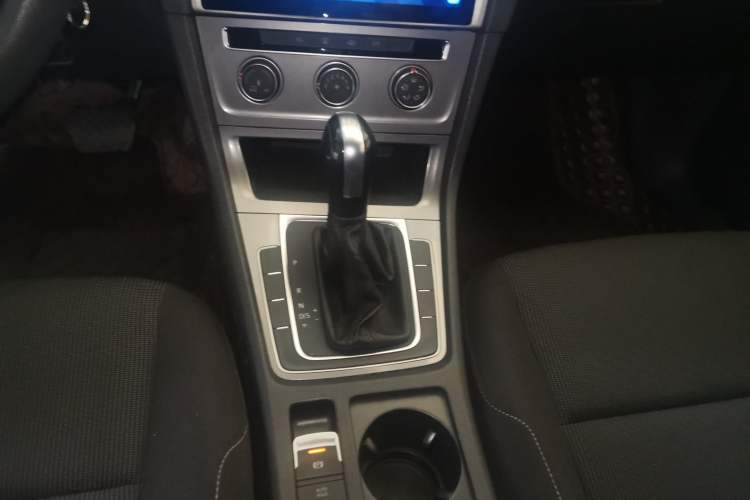 Used Volkswagen Golf 2016 1.6L Automatic Fashion Model Gear Lever