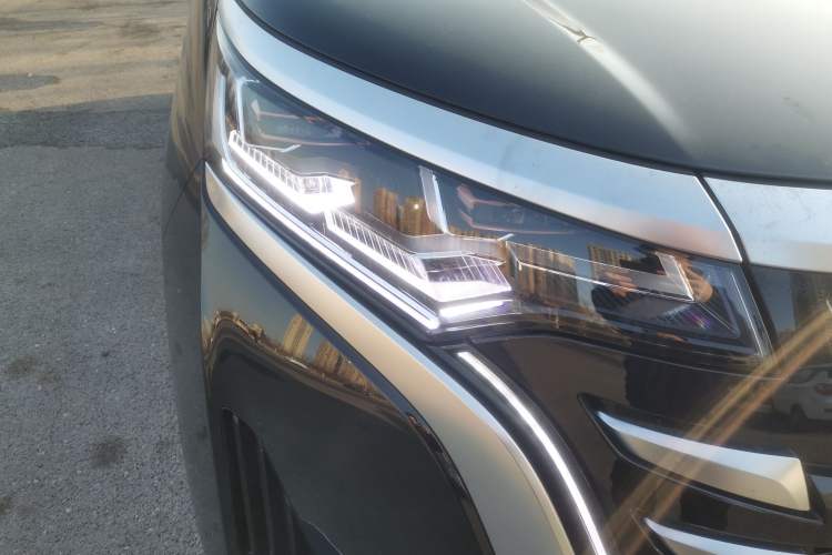 Used Denza D9 2022 DM-i 1040 Prestige Model