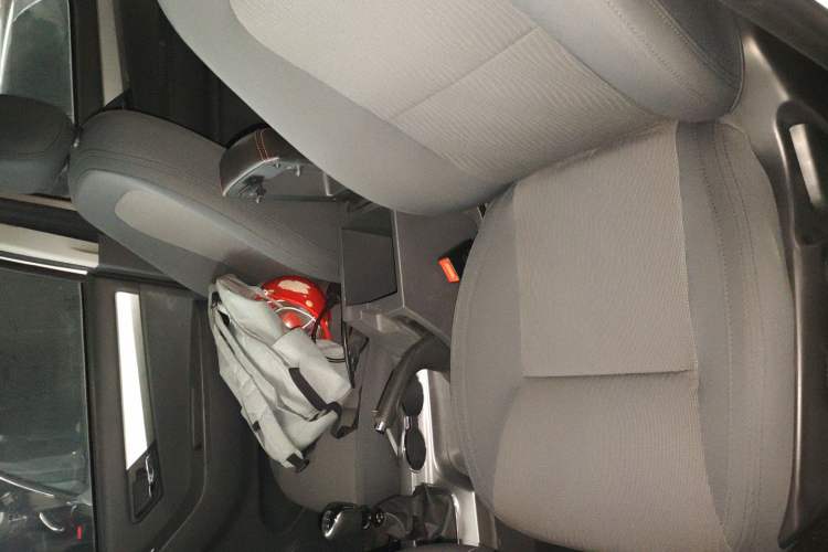 Used JAC Group T6 2020 2.0T Diesel Two-Wheel-Drive Elite Version Long Wheelbase China VI Emission Standard HFC4DB2-2E