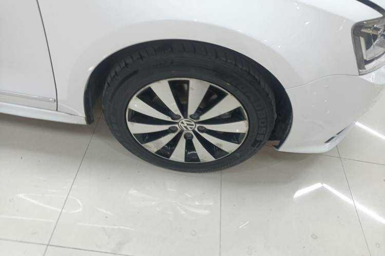 Used Volkswagen Sagitar 2015 230TSI Automatic Luxury Model Right Front Wheel Hub