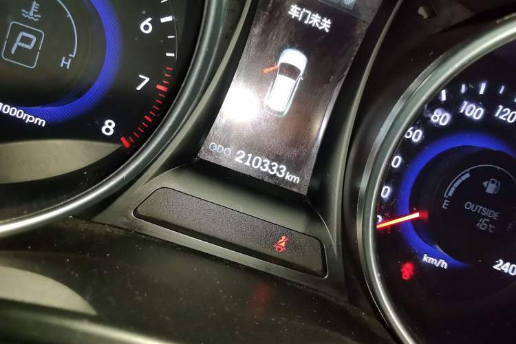 Used Hyundai Santa Fe Classic 2013 3.0L 4x4 Comfort Edition with Navigation 7 Seats Euro IV Odometer Close Up