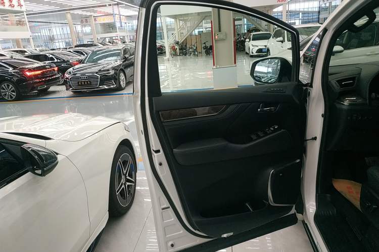 Used Toyota Vellfire 2023 Crown Dual-Engine 2.5L HV Luxury Edition