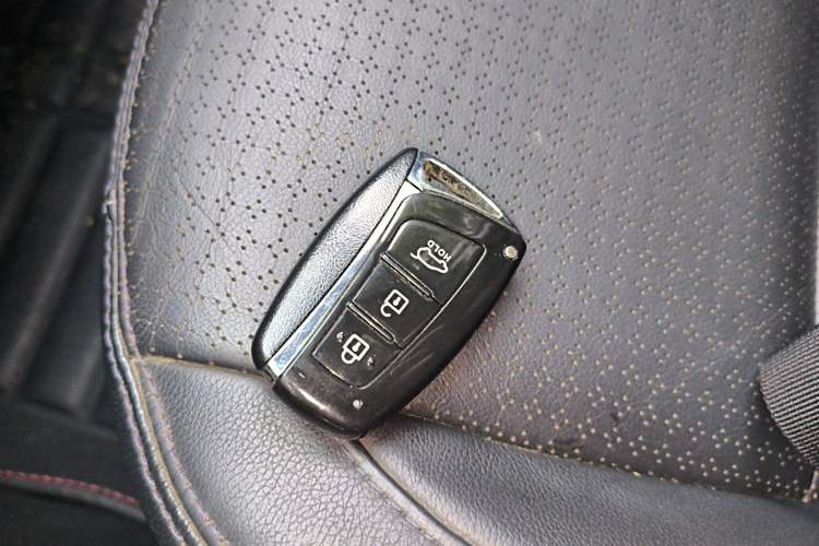 Used Hyundai Santa Fe 2013 2.4L Automatic Two-Wheel Drive Smart Version Vehicle Key